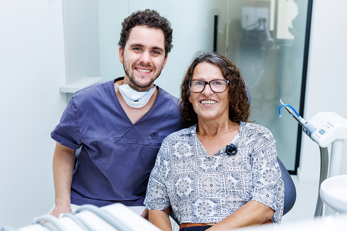 Nach einem All-on-4-Zahnimplantat lächelt Dr. Artúr Varajti mit seinem zufriedenen Patienten in der Artdent Zahnklinik.