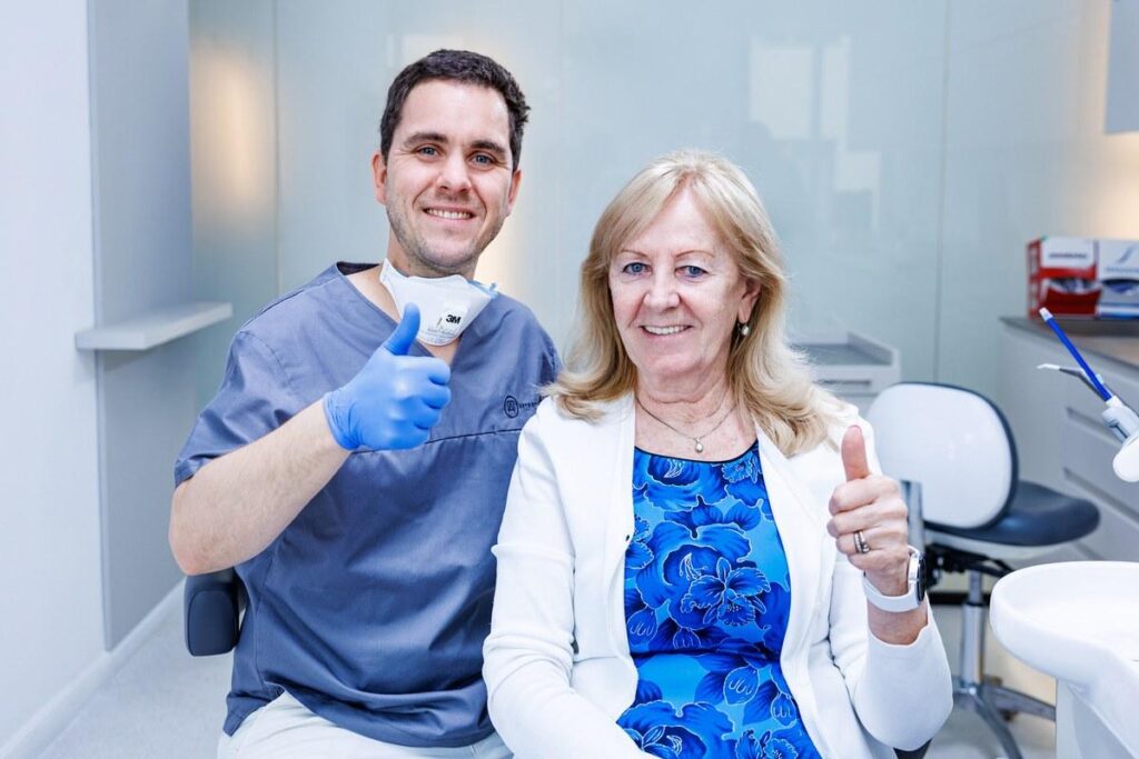 Zufriedene Patientin nach der Implantatbehandlung bei Artdent in Budapest — die Nachbehandlung erfolgt anschließend in Tirol.